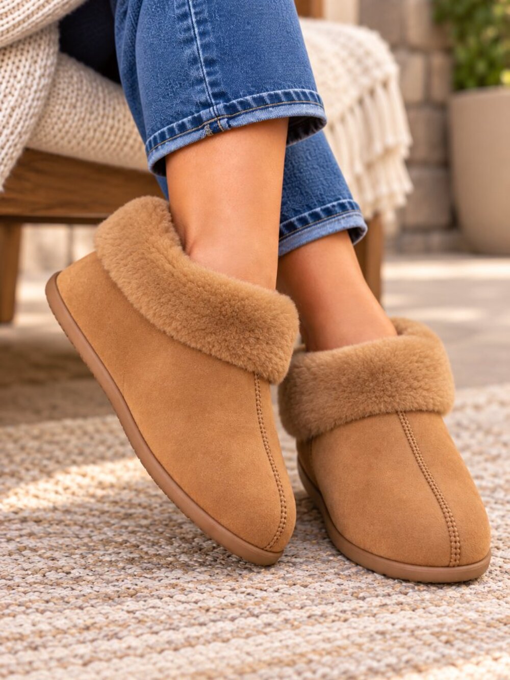 Overland Women's Anne Sheepskin Shearling-Lined Suede Slip-On Slipper 7